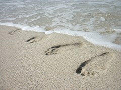 footprints-1142721__180.jpg